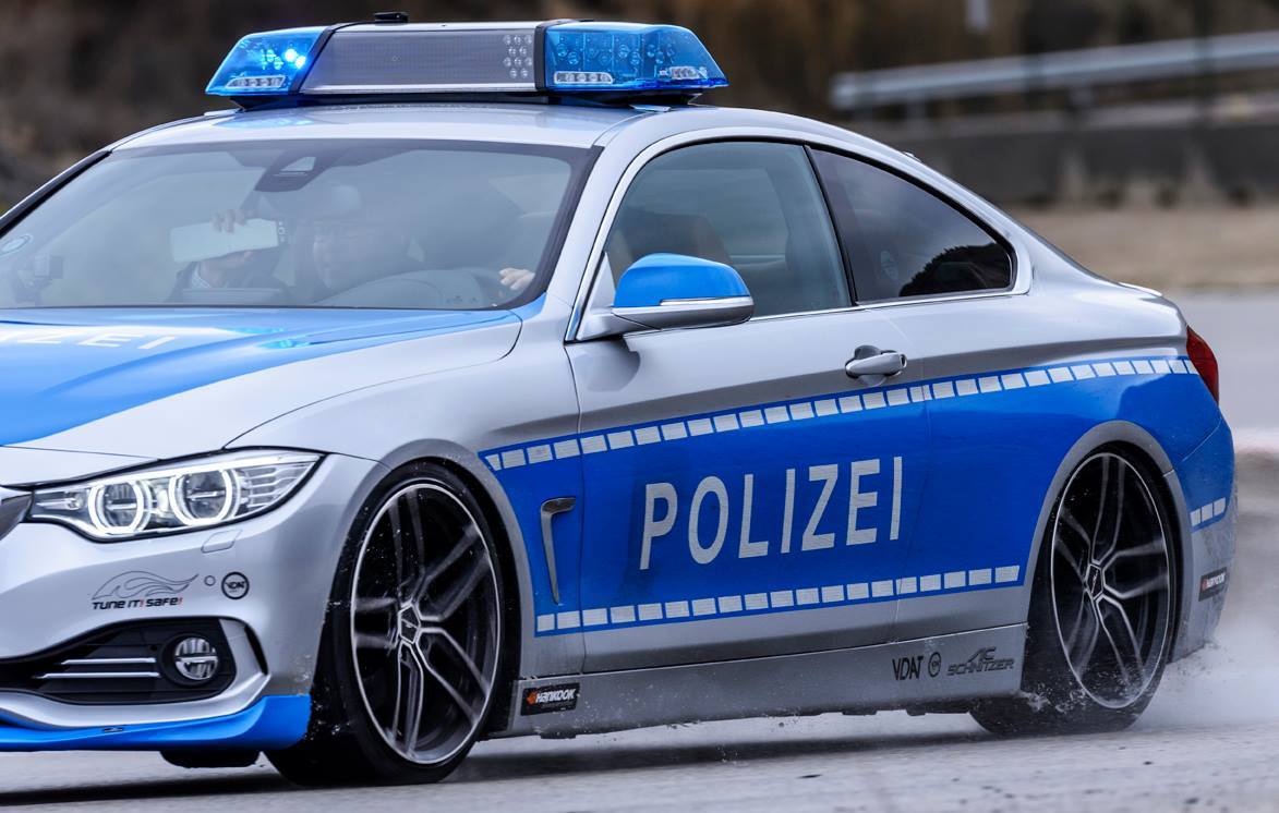 Синяя полицейская машина. Полиция Германии БМВ. BMW m5 полиции Германии. Полиция Германии БМВ м4. Полицейская БМВ м4 Россия.